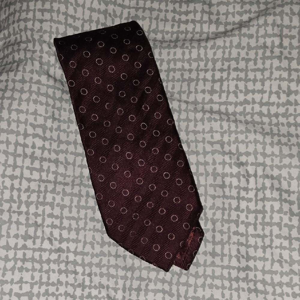 Sophisticated Giorgio Armani Maroon Patterned Tie